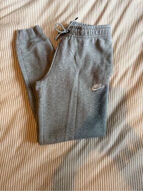 Nike Women’s Grey Heather Jogger Sweatpants